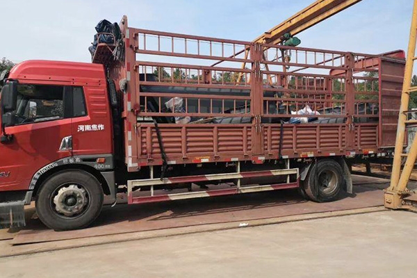 管式振（zhèn）動給（gěi）料機（jī）裝車發貨