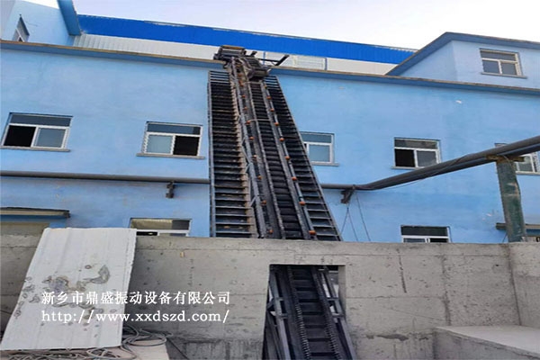 大傾角皮帶（dài）輸送機