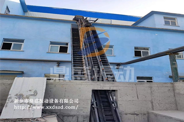 大傾角（jiǎo）皮帶（dài）輸送機